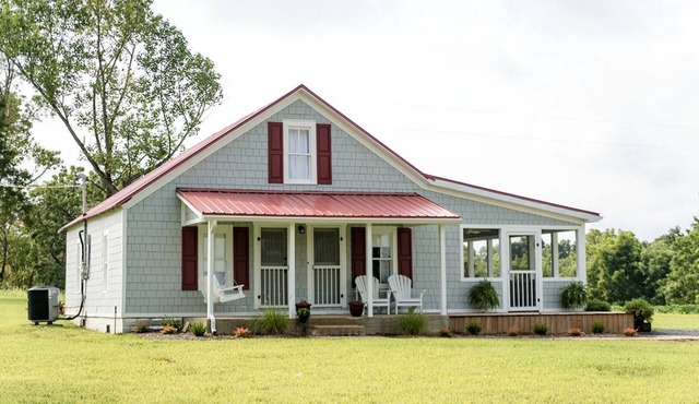 Upscale Cottage Rental for Families near Russell Creek in Greensburg, Kentucky