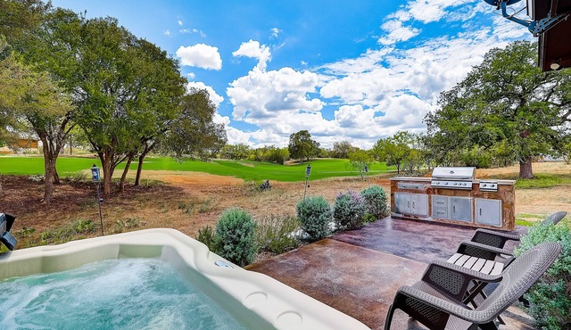 Upscale country getaway with private hot tub, game room, & beautiful views