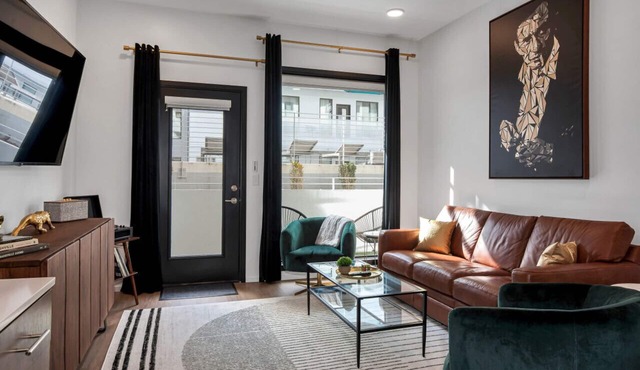 UPSCALE Cozy Nashville Condo★ POOL, PATIO, PARKING