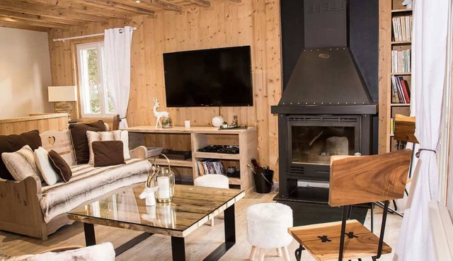 Upscale, detached chalet, -10mn walk to downhill ski slopes - Rated 4*.