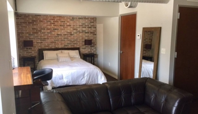 Upscale Downtown Condo- Perfect Corp rental, Walk to 6th St, the Capitol & UT