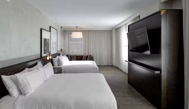 Upscale Downtown Des Moines Retreat in a Historic Landmark Hotel - 2 Units