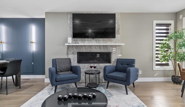 *Upscale Downtown Home on 17 Ave l 5 Mins to Stampede l Two King Rooms*