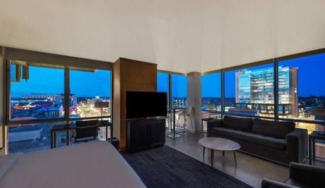 Upscale Downtown Suite – 2 Units w/Kitchen, Walk to U of Iowa, Shops, Museum