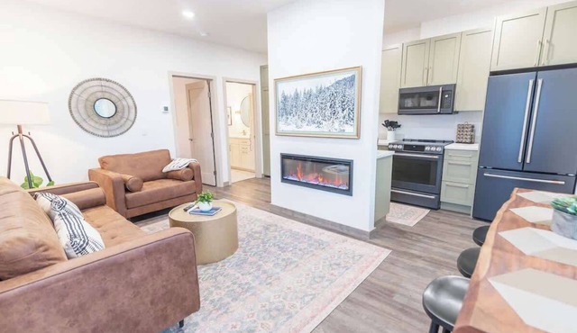 Upscale Downtown Suite Mt. Views Walkable!
