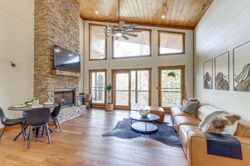 Upscale Ellijay Cottage with Private Hot Tub and Grill