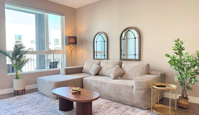 Upscale Escape 10 Min from Disneyland W/Pool & Gym