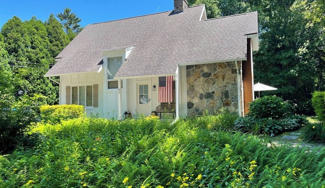 Upscale Family Beach Retreat, walk to pond/swimming area, short drive to beach