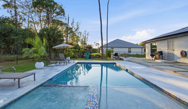 Upscale Family Heaven. Heated Spa, pool and peaceful.