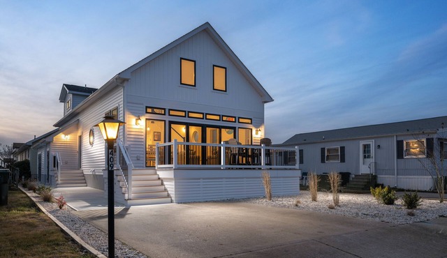 Upscale Family Home for 10, Community Pool, Grill
