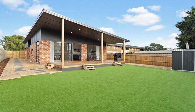 Upscale Family Retreat Just 5 Min Walk to Beach