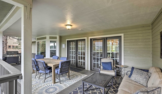 Upscale Flagstaff Home w/Hot Tub & Mountain Views