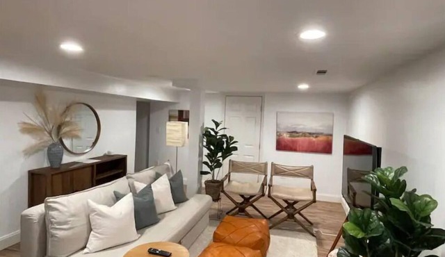 Upscale, Full Kitchen, 2-Bedroom Aptn