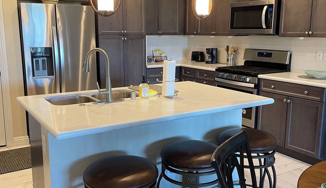 Upscale fully furnished/equipped townhouse, guard/gate Strip/golf course view