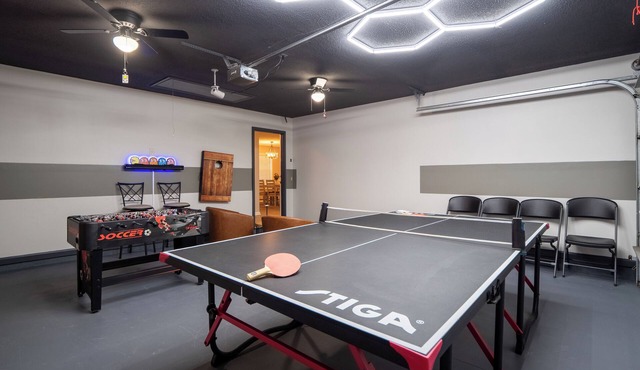 Upscale GAME ROOM, Movie Theater, Arcade, Fire Pit, 4BD/2BA Home with WIFI