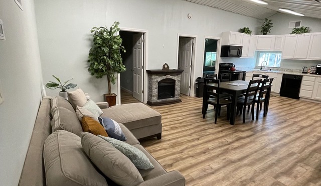 Upscale garage - shop apartment near Sienna, The Loft