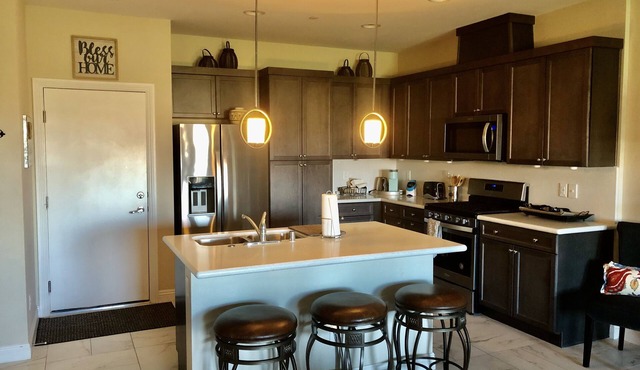 Upscale golf community townhouse - panoramic Strip views!