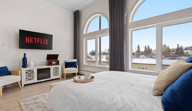 Upscale Historic Loft | TOP FLOOR | Downtown | Free Parking