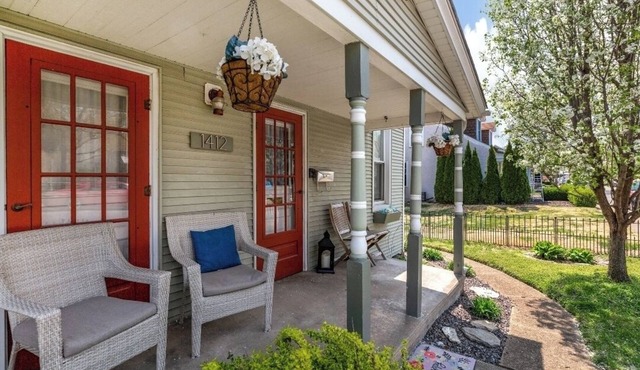 UPSCALE HISTORIC MAIN ST*Huge Dining, Kitchen,Fenced BckYrd. PETS/Handicap acces