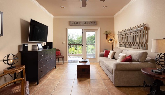 Upscale,historic, Guadalupe riverfront in Gruene! Pool! Walk to Gruene Hall!