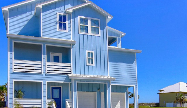 Upscale home! Beach Access! Community Pool