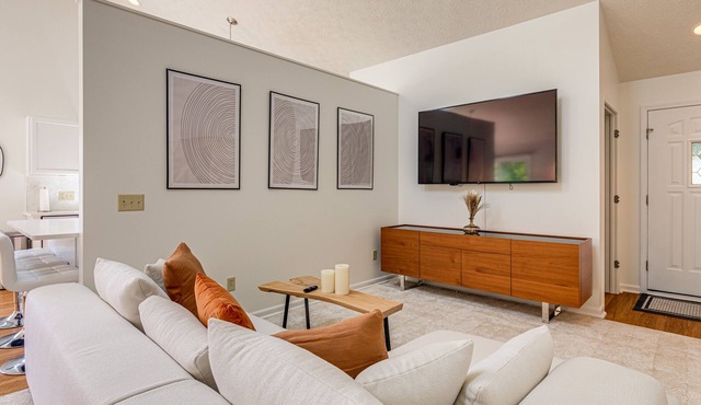 Upscale Home near Blossom, CVNP, Ski Resorts