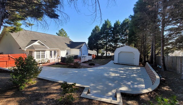 Upscale Home Quiet Area with Hot Tub Near Hope Mills Lake