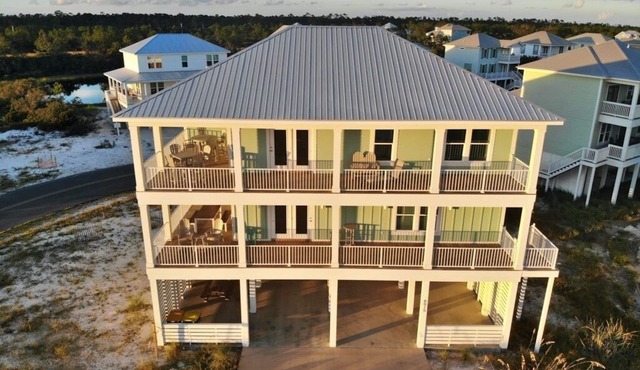 Upscale home w/pools, tennis & views