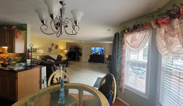 Upscale, Hot Tub, Gazebo, Basketball, Near Lake, 15 m to airport in Hope Mills