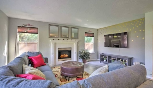 Upscale House for 17 with Firepit & Lovely Yard