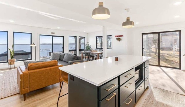 Upscale House on Crystal Clear Shell Lake