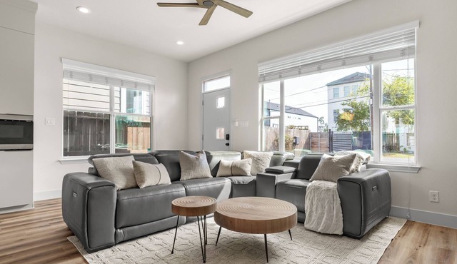 Upscale Houston 3BR I Gated Parking I EV Charger I Ideal for Groups I Extended