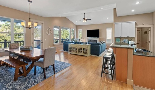 Upscale Huge Home/ 2 Decks w Views/ 2 Living Rooms