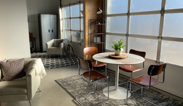 Upscale Hyde Park Urban Executive Suite w/Loft