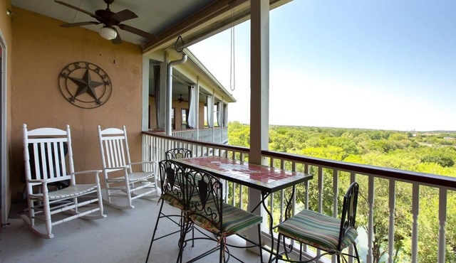 Upscale in Historic Gruene, TX! Walk to shops, dining and Gruene Hall!