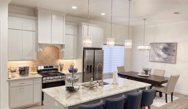 Upscale in Uptown West 4/2/2