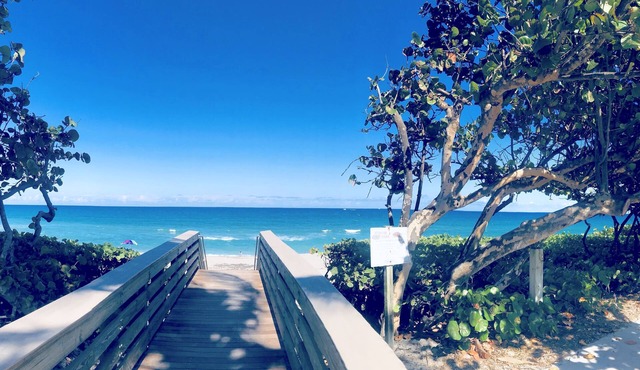 Upscale Jupiter, Southern Florida Coastal Getaway, Steps From the Ocean