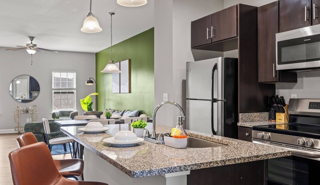 Upscale King 3BR Townhouse in Pineville