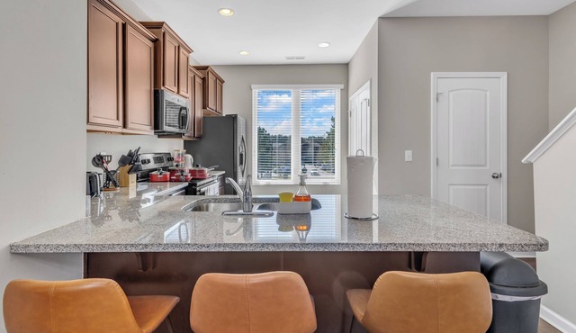 Upscale King 3BR Townhouse Mins Downtown