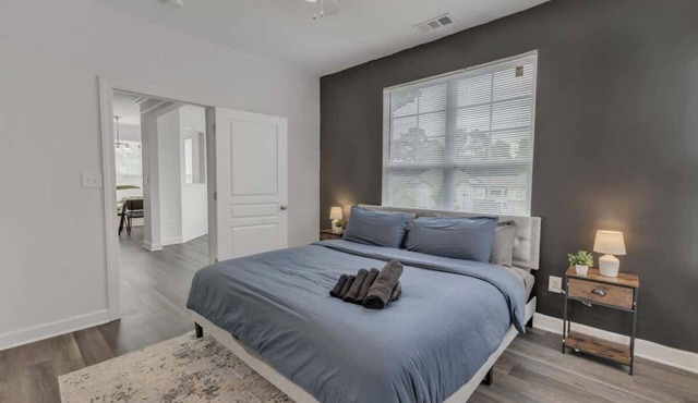 Upscale King 4BR Suite Mins to Downtown Raleigh!