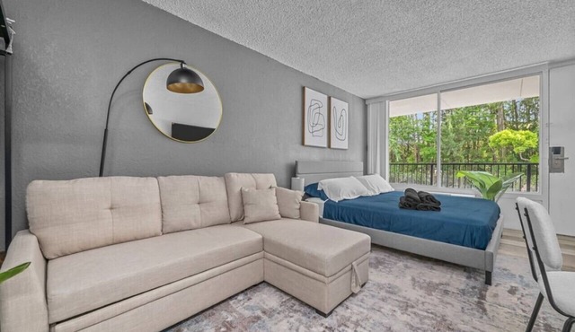Upscale King Bed Suite—Mins to Downtown JAX!