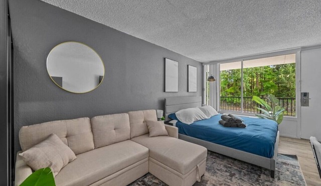 Upscale King Bed Suite—Mins to Downtown JAX!