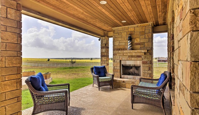 Upscale La Vernia House 30 Mi. to San Antonio