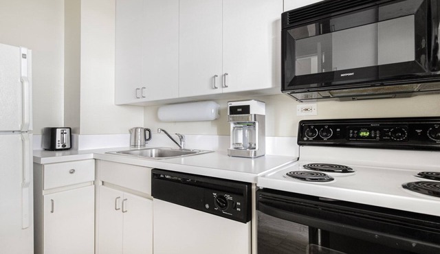 Upscale Lakeview Studio w/ Rooftop Pool near Wrigley Field, by Blueground