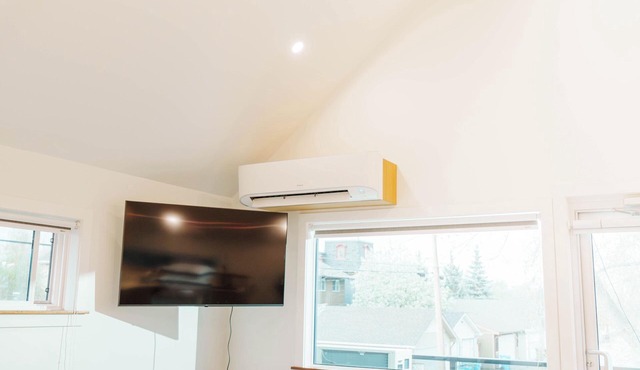 Upscale Laneway Loft Near Downtown | A/C, WiFi