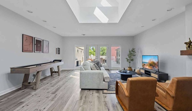 Upscale Loft Walkable to Beach, Culture + Cuisine
