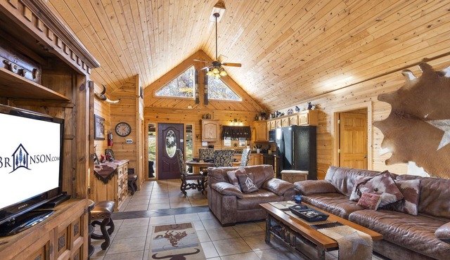 Upscale Log Cabin Over 2400 Sq Ft- Game Table-Free Tickets-Hot Tub-Car Charger