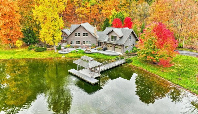 Upscale log cabin w/20` ceilings, indoor hot tub & King beds