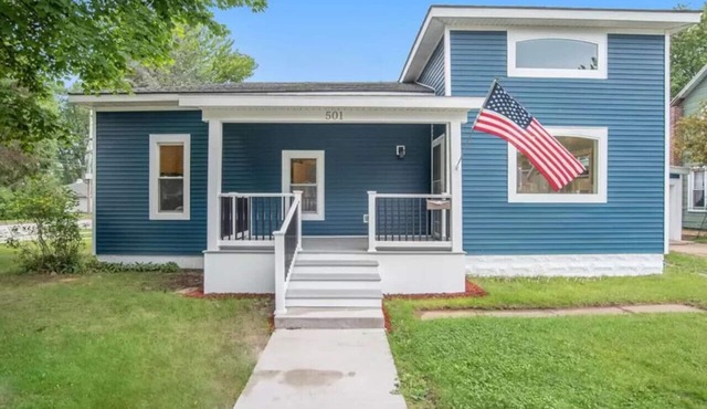 Upscale luxury home just a few blocks from beach