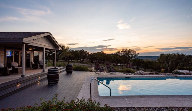 Upscale, Magnificent Views, Dog Friendly. Owner Friendly!